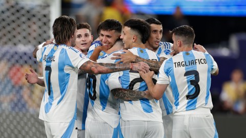 Jugadores de Argentina celebran tras el gol de Messi.