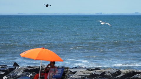 Verano: drones en Rockaway Beach, NYC.