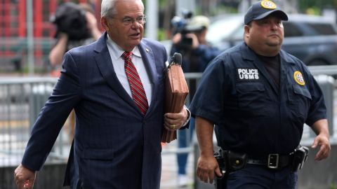El senador Menéndez podría enfrentar prisión por sobornos y servir como agente extranjero.