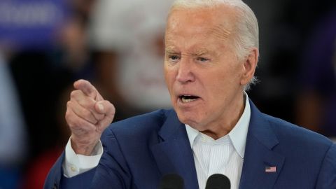 Líder demócrata de la Cámara Baja se reunió con Joe Biden, pero no le expresó apoyo