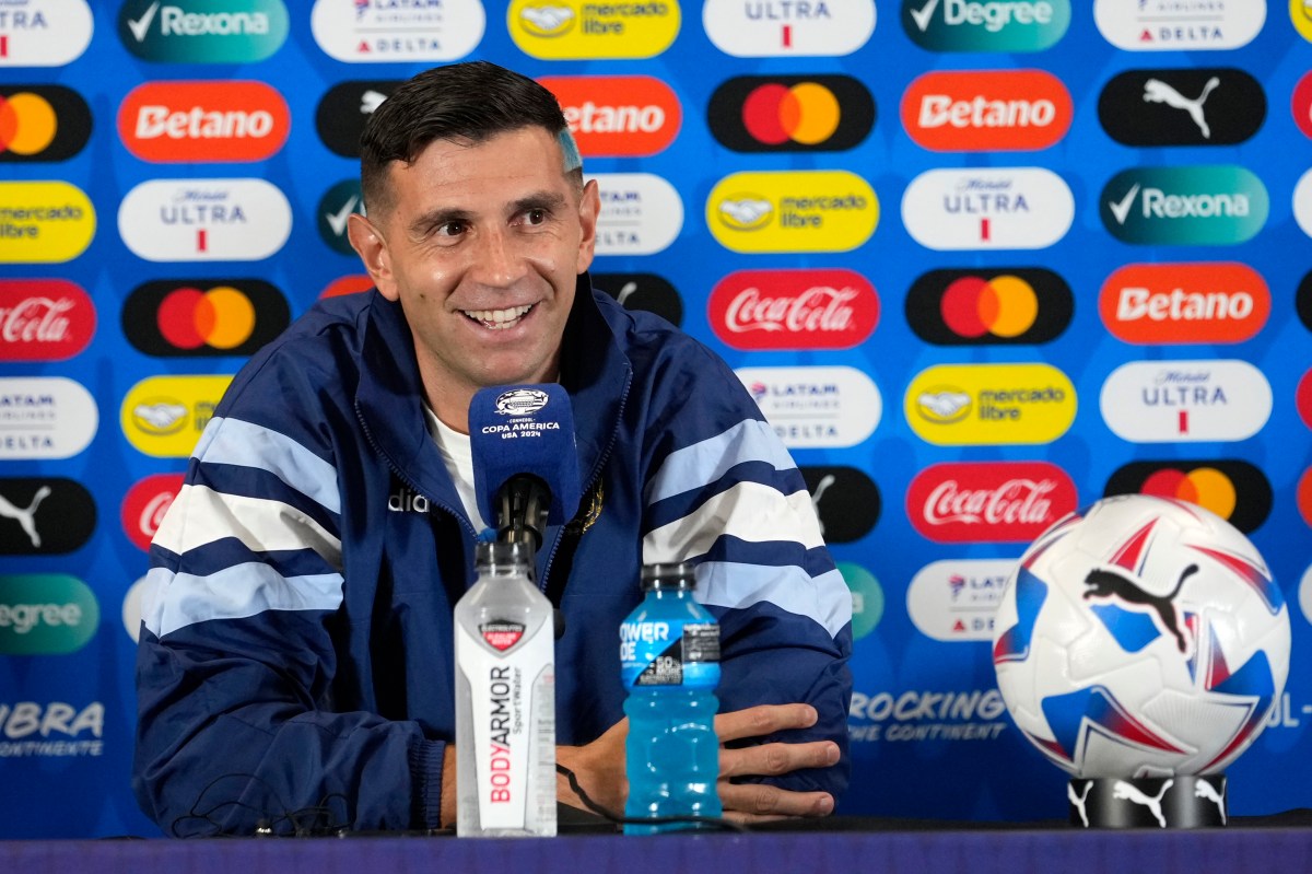 Dibu Martínez explica su éxito con los penales: “Son 100 % suerte”