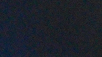 Luis Suárez señala al escudo de Uruguay tras marcar el 2-2 ante Canadá.