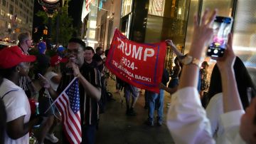 Partidarios del candidato presidencial republicano Donald Trump se reúnen frente a la Torre Trump en Nueva York.