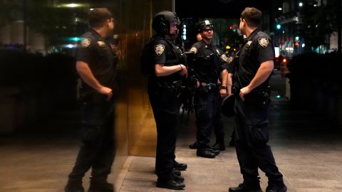 Agentes de policía se encuentran afuera de la Torre Trump en Nueva York luego de que el Trump resultase herido durante un tiroteo en un mitin de campaña.