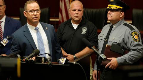 Kevin Rojek, agente especial del FBI a cargo, el teniente coronel George Givens, de la Policía Estatal de Pensilvania, y el coronel Christopher Paris, de la Policía Estatal de Pensilvania, responden preguntas sobre el intento de asesinato de Trump.