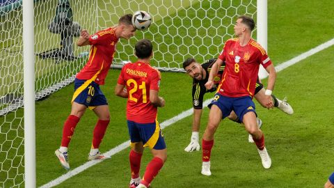 Dani Olmo evita un gol clave para Inglaterra y salva a España.