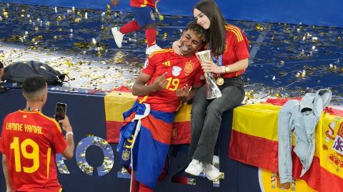 Lamine Yamal y Alex Padilla tras ganar la Eurocopa 2024.