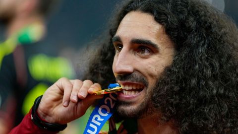 Marc Cucurella con la medalla de campeón de la Eurocopa 2024.