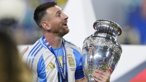 Lionel Messi con el trofeo de la Copa América.