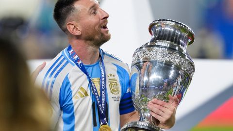 Lionel Messi con el trofeo de la Copa América.