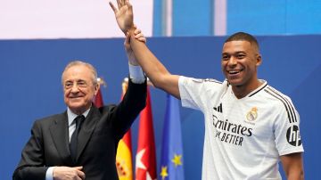 Mbappé junto a Florentino Pérez en su presentación con el Real Madrid.