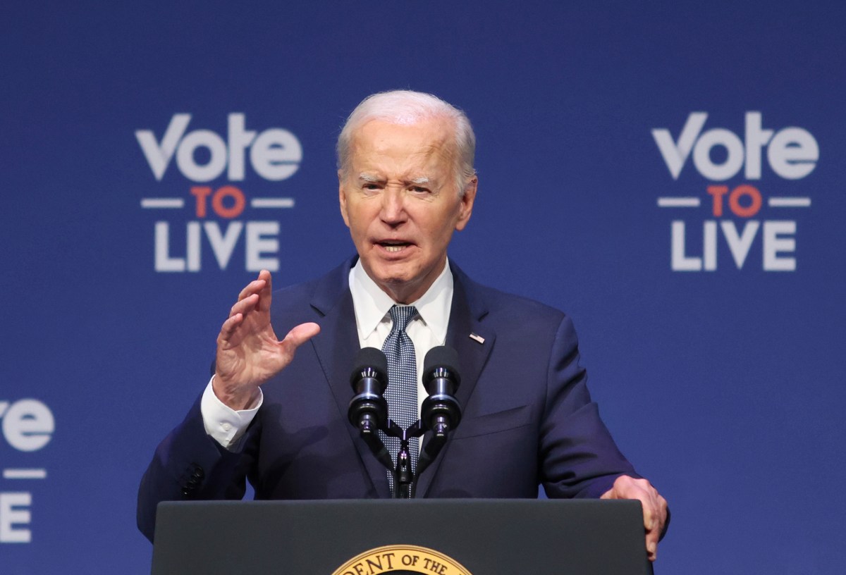 Biden continúa con “síntomas leves” por la COVID-19, según su médico
