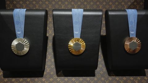 Medallas olímpicas creadas por la joyería LVMH Maison Chaumet para Paris 2024.