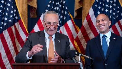 El líder de la mayoría del Senado, Chuck Schumer, y el líder de la minoría de la Cámara de Representantes, Hakeem Jeffries.
