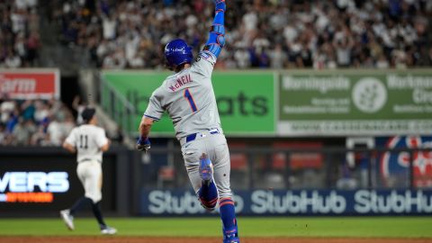Jeff McNeil recorre las bases en el Yankee Stadium tras conectar jonrón de dos carreras.
