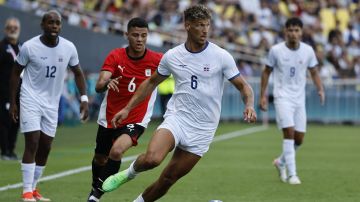 Heinz Morschel, jugador dominicano, controla la pelota.