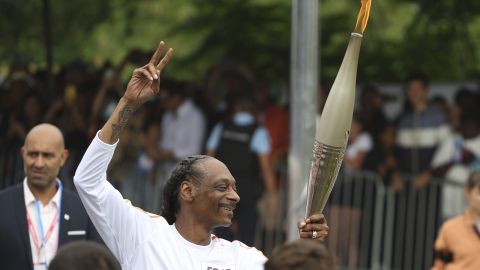 Snoop Dogg llevó la antorcha olímpica en la localidad parisina de Saint-Denis.