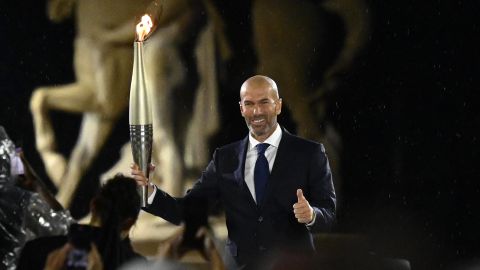 Zinedine Zidane se roba todas las miradas en la inauguración de París 2024 [Video]