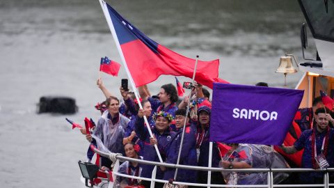 El entrenador falleció horas antes del desfile de apertura a causa de un paro cardíaco.