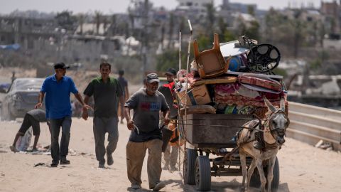 Palestinos desplazados por la ofensiva aérea y terrestre israelí en la Franja de Gaza huyen de partes de Khan Younis.