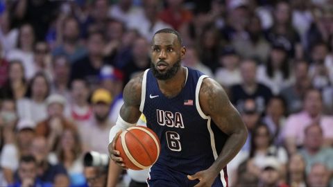 LeBron James, una de las estrellas de este equipo estadounidense de baloncesto en París 2024.