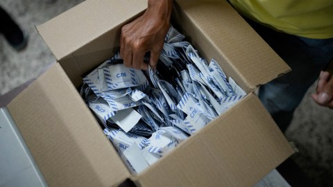 Funcionarios electorales cuentan los votos tras el cierre de las urnas para las elecciones presidenciales.