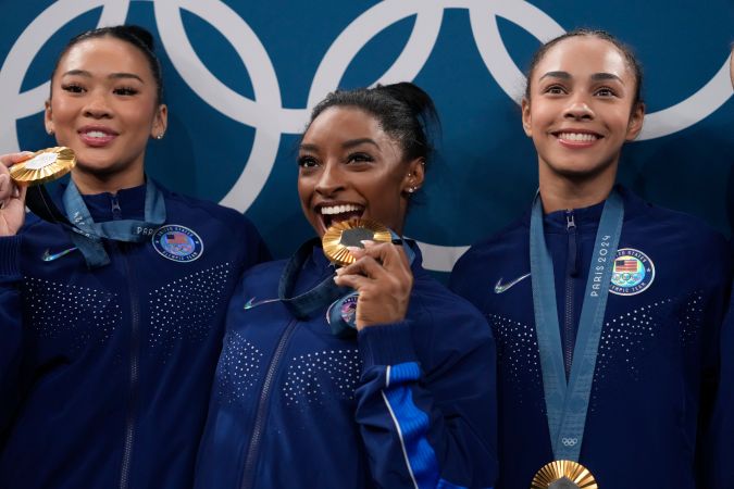 Equipo de Estados Unidos con la medalla dorada en gimnasia artística.