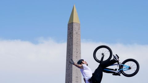 José Maligno Torres en plena demostración del BMX en París 2024.