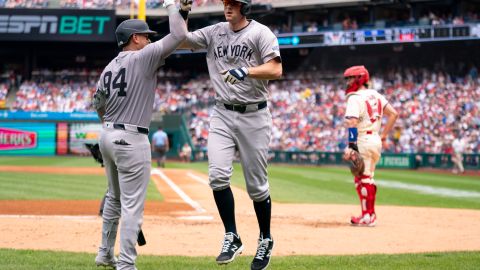 LeMahieu llega a home tras conectar un grand slam ante Phillies.