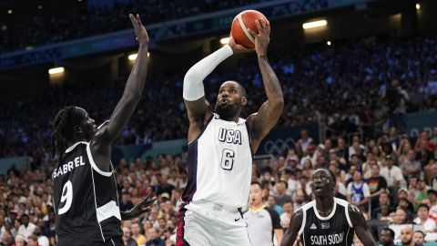 LeBron James enfrenta al sudanés Wenyen Gabriel.