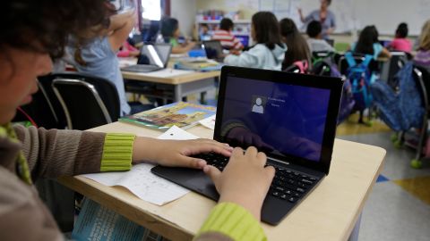 Niños revisando internet