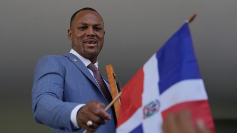 Adrián Beltré, sostiene una bandera dominicana en la ceremonia de incorporación al Salón de la Fama del Béisbol Nacional.