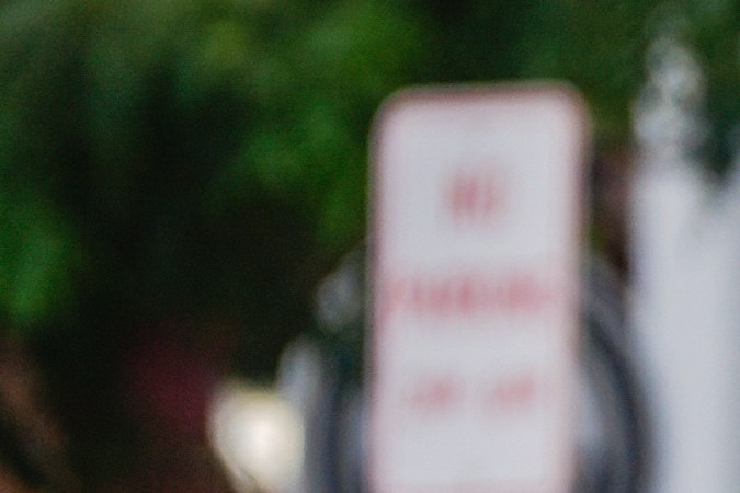 El miembro del Salón de la Fama del Béisbol, Adrián Beltré, tercero desde la derecha, levanta el pulgar cuando llega al Museo y Salón de la Fama Nacional del Béisbol durante el Desfile de Leyendas, el sábado 20 de julio de 2024, en Cooperstown, Nueva York (AP Foto/ Julia Nikhinson).