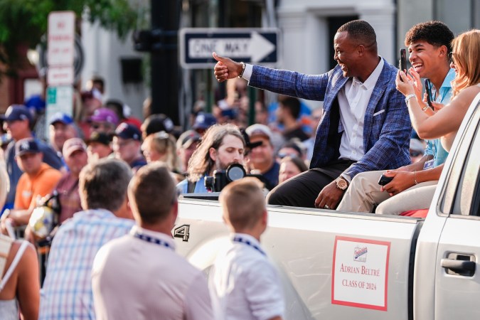 El miembro del Salón de la Fama del Béisbol, Adrián Beltré, tercero desde la derecha, levanta el pulgar cuando llega al Museo y Salón de la Fama Nacional del Béisbol durante el Desfile de Leyendas, el sábado 20 de julio de 2024, en Cooperstown, Nueva York (AP Foto/ Julia Nikhinson).