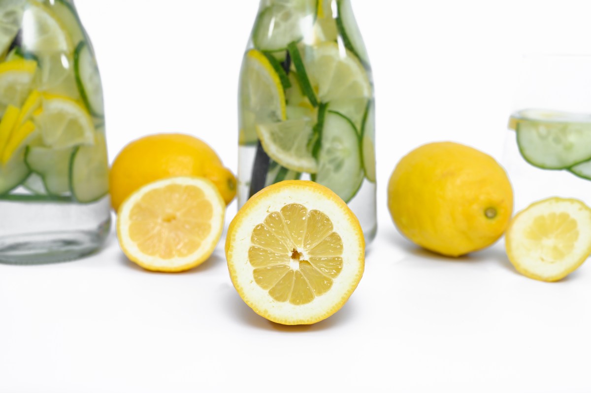 9 ingredientes para mejorar el sabor y los beneficios del agua