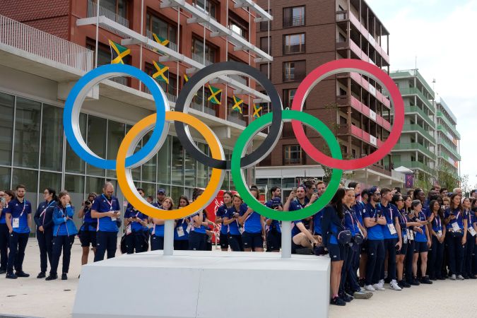 Los atletas franceses se reúnen cerca de los anillos olímpicos mientras visita la Villa Olímpica, en los Juegos Olímpicos de Verano de 2024, el lunes 22 de julio de 2024, en París, Francia. (Foto AP/Michel Euler, Piscina)