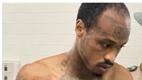 Braze Rucker y Timothy L. Davis Jr fueron arrestados y puestos en custodia.