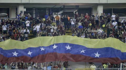 Bandera de Venezuela durante partido de fútbol.