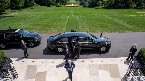 Fotografía de la cuenta oficial en X @POTUS del presidente de los Estados Unidos, Joe Biden, de él a su llegada la Casa Blanca este martes, en Washington (EE.UU.).