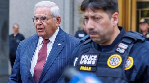 El senador estadounidense Bob Menéndez, de Nueva Jersey, abandona un tribunal federal de Estados Unidos después de que el jurado dictaminara que él y otras dos personas son culpables de todos los cargos en su juicio por corrupción en Nueva York (EE.UU.), el 16 de julio de 2024.