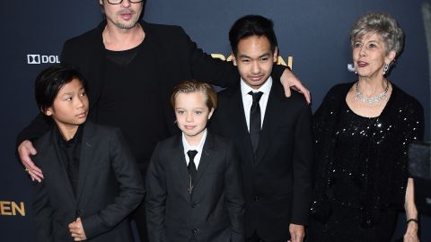 Brad Pitt junto a sus hijos Pax, Shiloh y Maddox.