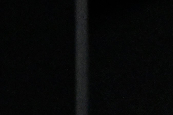 El manager de los Bravos de Atlanta, Brian Snitker, se sienta en el dugout durante la octava entrada del partido de béisbol del equipo contra los Nacionales de Washington el viernes 7 de junio de 2024 en Washington. Foto: AP/John McDonnell.
