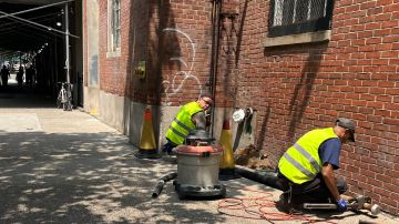 Trabajadores quienes deben estar al aire libre intentan hacerle frente a la ola de calor en NYC.