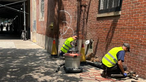 Trabajadores quienes deben estar al aire libre intentan hacerle frente a la ola de calor en NYC.