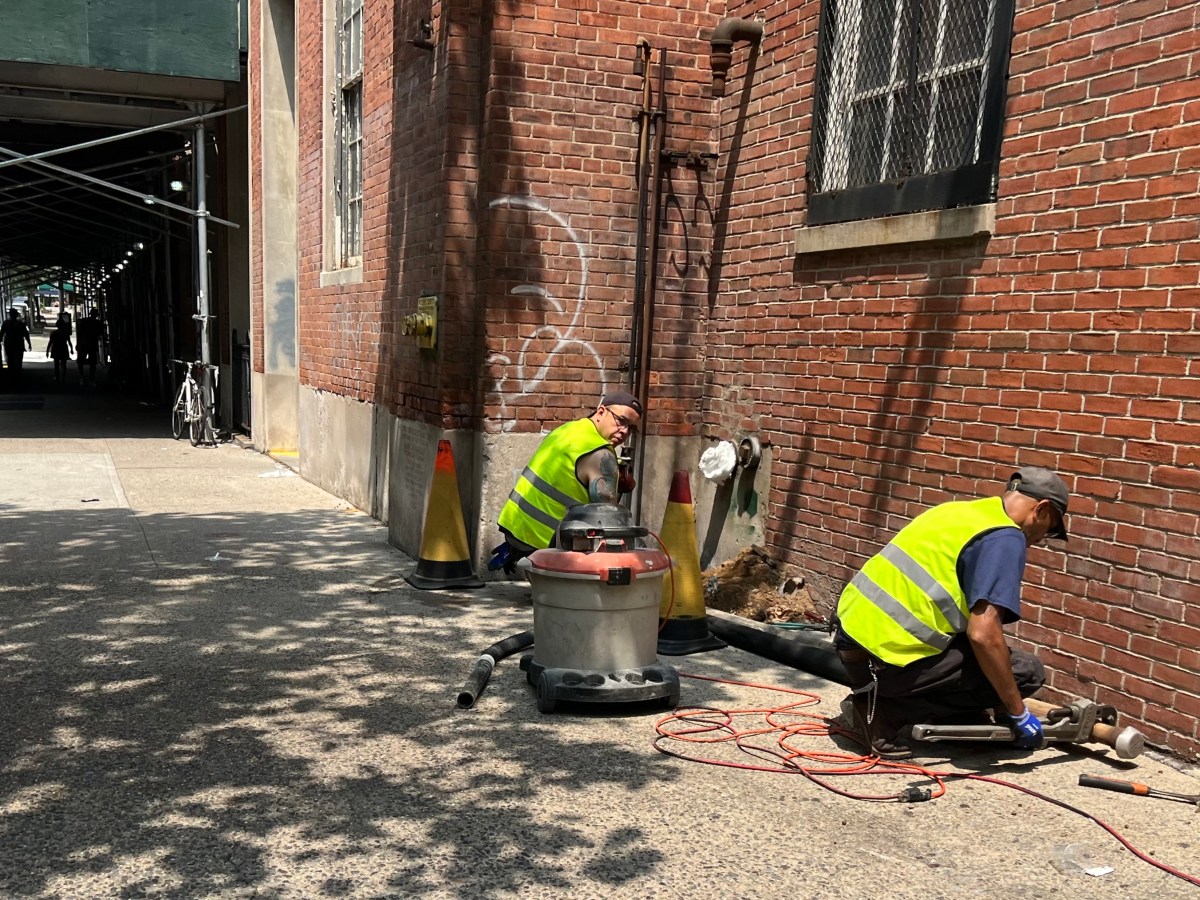 Trabajadores al aire libre intentan “hacer el quite” al calor extremo tras temperaturas peligrosas en NYC