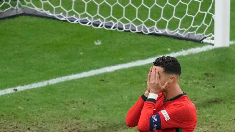 Cristiano Ronaldo se lamenta en la Eurocopa 2024 tras fallar penal.