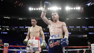 Canelo Álvarez, de México, derecha, celebra después de derrotar a Julio César Chávez Jr.