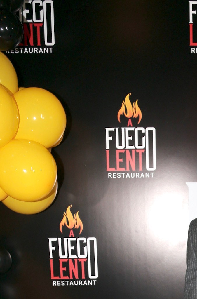 El presentador de televisión Carlos Adyan ve algo más allá entre Cristina Porta y el actor Paulo Quevedo.