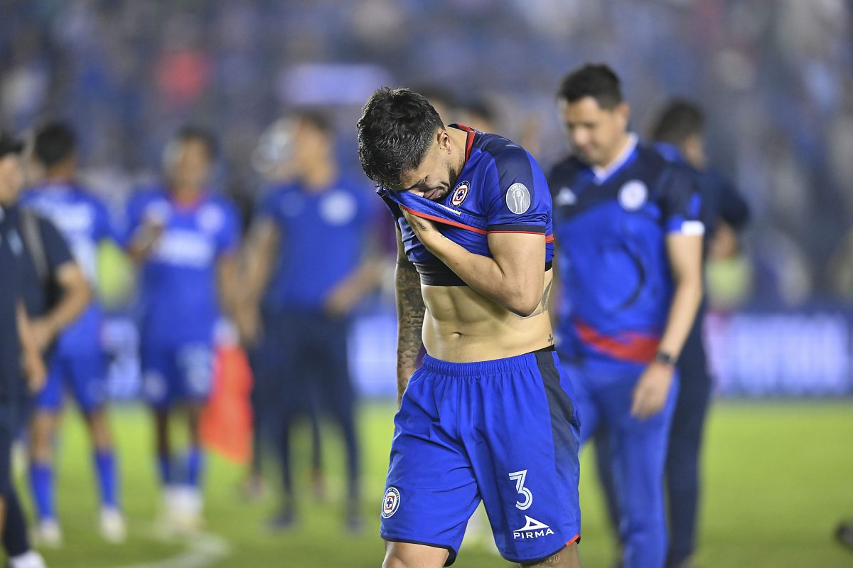 Reportes aseguran que Carlos Salcedo estará fuera de Cruz Azul de forma indefinida