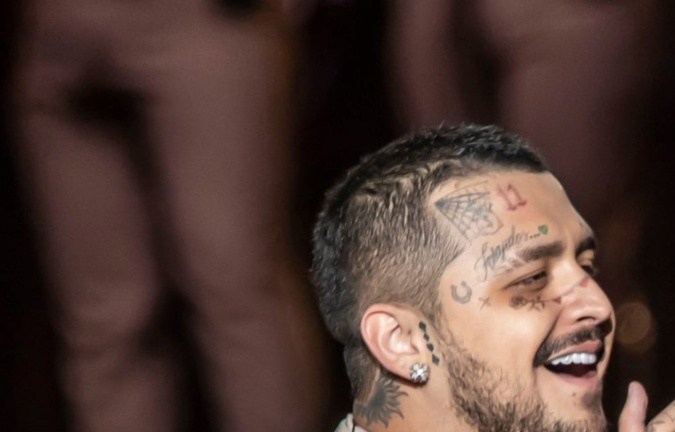 Christian Nodal y Ángela Aguilar actuando en un show.